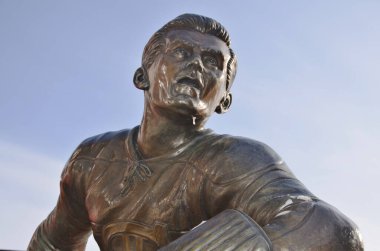 MONTREAL CANADA - 3 Şubat 2013 'te Montreal Kanada' da Çan Merkezi önünde Maurice Richard 'ın heykeli. 