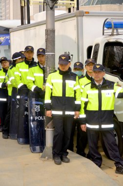 SEOUL, Güney Kore - 6 Nisan 2013 'te Seul Güney Kore' de 6 Nisan 2013 'te yapılan protestolar sırasında Seul çevik kuvvet polisi tarafından işten çıkarıldı.