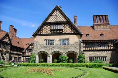 CECILIENHOF, POTSDAM - 05 12 Cecilienhof Palace, Almanya 'nın Brandenburg eyaletinde yer alan bir saray. Cecilienhof, 1945 yılında Potsdam Konferansı 'nın yapılacağı Hohenzollern 1918 tarafından inşa edilen son saraydı.