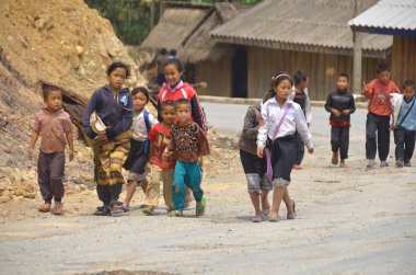 Phnom PHEN, CAMBODIA - Tanımlanamayan sokak çocukları 23 Mart 2013 'te Phnom Phen, Kamboçya' da poz verdiler. 
