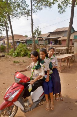 Phnom PHEN, CAMBODIA - 23 Mart 2013 'te Phnom Phen, Kamboçya' da tanımlanamayan sokak çocukları poz verdi.
