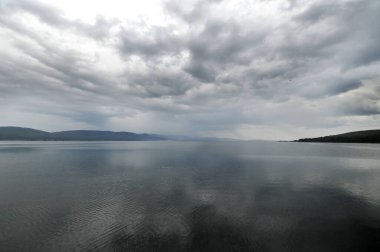 Denizin üzerinde güzel bulutlar.