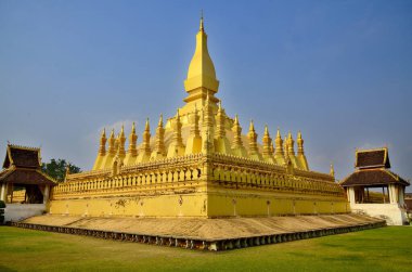VIENTIANE LAOS - 04 06: 13: Luang 'Great Stupa' altın kaplı büyük bir Budist stupa, genellikle Laos 'taki en önemli ulusal anıt ve ulusal bir sembol olarak kabul edilir.