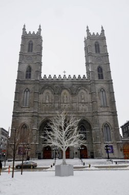 MONTREAL CANADA - 01 10 2020: Place d 'arme and Notre-Dame Basilica (Fransızca: Basilique Notre-Dame de Montreal), Montreal' in tarihi bölgesinde yer alan bir bazilika.