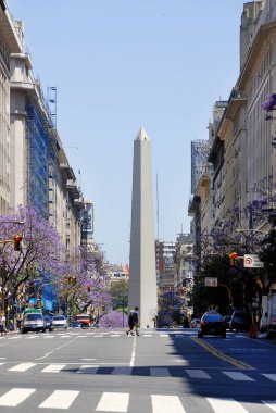 BUENOS ARGENTINA - 29 Kasım Obelisco Avenida 9 de Julio Arjantin 'in Buenos Aires şehrinde yer alan bir caddedir. Adı Arjantin 'in Bağımsızlık Günü onuruna 9 Temmuz 1816. 29 Kasım 2011 'de