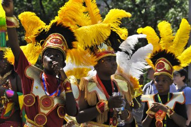 Montreal, CANADA - 07 Temmuz 2012 Montreal Carifiesta Karifiesta geçit töreninde kimliği belirsiz katılımcılar. Montreal 'in Karayip topluluğu, karnaval tarzı, güzel kostümlü.