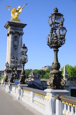Paris, Alexandre Köprüsü 'nün heykelleri ve detayları. 