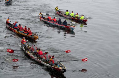 Montreal - 23 Şubat 2013 'te Montreal, Quebec, Kanada' da St. Lawrence Nehri 'ndeki Montreal Ice Canoe Challenge' a kimliği belirsiz katılımcılar 