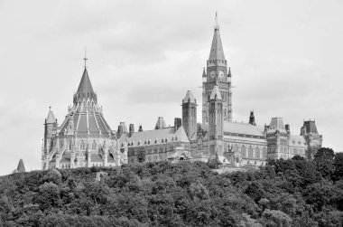 OTTAWA, CANADA - 30 Haziran 2013 'te Kanada Parlamentosu, Kanada' nın Ottawa, Ontario 'daki Parliament Hill' de kurulmuş federal yasama organıdır..