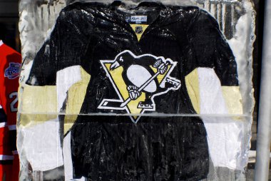 MONTREAL CANADA - 24 Ocak 2009 Montreal Kanada 'da oynanan 54 yıldızlı maçta Montreal Kanadalılarının Molson merkezinin önündeki buz bloğunda Pittsburg Penguins forması 