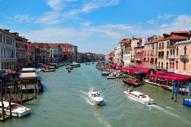 VENICE - 12 Haziran 2011 'de Venedik, İtalya' da Büyük Kanal. Venedik, İtalya 'nın kuzeydoğusunda 118 küçük adadan oluşan bir şehir. Venedik 'e yılda 20 milyondan fazla turist geliyor..