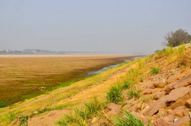 Laos 'taki Vientiane' de Mekong Nehri 'nin kurumuş nehir yatağı..