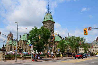 OTTAWA CANADA - 30 Haziran 2013 'te Ottawa, Ontario' daki Kanada Parlamento Tepesi 'nde parlamenter ofisleri bulunan üç binadan biridir.