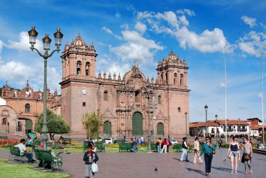 CUSCO, PERU - NOV 23: Tanımlanamayan kişiler plaza de armas 'da yürümekte, 23 Kasım' da Peru 'nun Cuzco şehrinde çok sayıda önemli olaya sahne olmuştur.