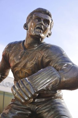 MONTREAL CANADA - 3 Şubat 2013 'te Montreal Kanada' da Çan Merkezi önünde Maurice Roket Richard heykeli. 50 maçta 50 gol atan ilk oyuncu..