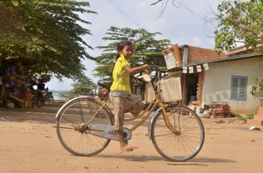 Phnom PHEN, CAMBODIA - 23 Mart 2013 tarihinde tanımlanamayan sokak çocuğu bisikleti, Phnom Phen, Kamboçya 'da bulundu.