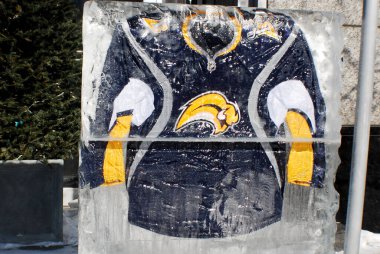 MONTREAL CANADA - 24 Ocak 2009 tarihinde Montreal Kanada 'da oynanan 57e All Star maçı için Montreal Kanada' nın Molson merkezinin önündeki buz bloğunda Buffalo Sabres forması