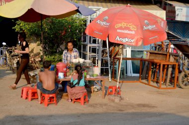 PHNOM PENH, CAMBODIA - 3 Nisan 2013 'te Phnom Penh, Kamboçya' da sokak sahnesi. Phnom Penh, Kamboçya 'nın başkenti ve en büyük şehridir. Mekong nehrinin kıyısında.