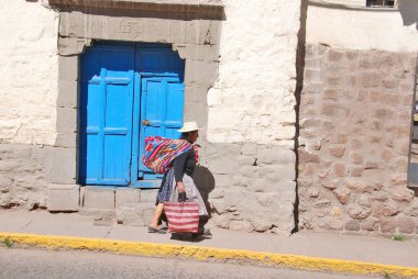 CUZCO, PERU - NOVEMBER 21; 21 Kasım 2009 'da Cuzco Peru' da Cusco caddesinde çantasında satılık kıyafet giyen kadın sayısı yüzde 50 