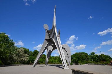 MONTREAL, CANADA - 19 Haziran - Alexander Calder 'ın L Homme heykeli 19 Haziran 2013 tarihinde Montreal' de Parc Jean-Drapeau 'da yer alan büyük ölçekli bir açık hava heykelidir. 1967 Dünya Fuarı Yapımı 