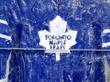 MONTREAL, CANADA - Toronto Maple Leafs forması Montreal Kanadalılarının Molson merkezinin önündeki buz bloğunda 24 Ocak 2009 tarihinde Montreal Kanada 'da oynanan All-Star maçında