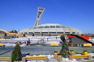 MONTREAL, CANADA - 17 Şubat: Montreal Kanada 'da 17 Ocak 2013 tarihinde Olimpiyat Stadyumu önünde düzenlenen Barbegazi Kış Ekstrem Spor Festivali' nde kar aracı atlayışında kimliği belirsiz katılımcı