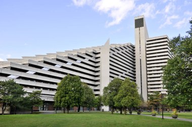 MONTREAL, CANADA - 23 Eylül: The Village, Montreal, Quebec, Kanada 'da 1976 Yaz Olimpiyatları' nda atletlerin konutu olarak inşa edilen ikiz kuledir. 23 Eylül 2012