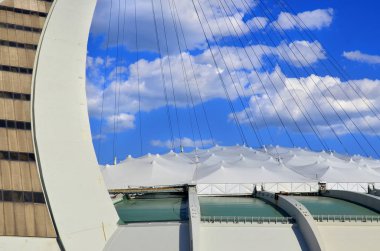 Montreal, Kanada - 18 Mayıs 2014 Montreal Olimpiyat Stadyumu ve kulesi. Dünyanın en yüksek eğimli kulesi. Olimpiyat turu 175 metre uzunluğunda ve 45 derecelik açıyla yapılıyor.