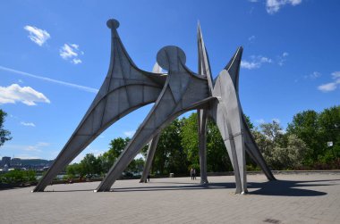 MONTREAL, CANADA - 19 Haziran - Alexander Calder 'ın L Homme heykeli 19 Haziran 2013 tarihinde Montreal' de Parc Jean-Drapeau 'da yer alan büyük ölçekli bir açık hava heykelidir. 1967 Dünya Fuarı Yapımı 