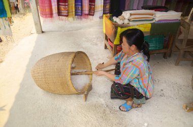 LUANG PRABANG LAOS - 29 Mart 2013 tarihinde Luang Prabang Laos 'ta tanımlanamayan kadın pamuk lifleri hazırlayın. Phu-Tai etnik grubunun uzun zamandır devam eden bir pamuk üretim geleneği var..