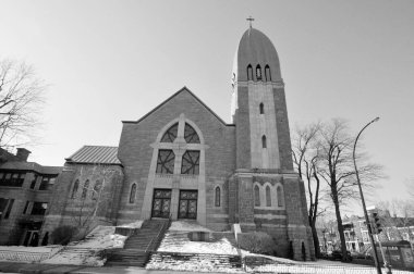 Montreal 'deki Rosemont La Petite-Patrie ilçesindeki Saint-Arsene Kilisesi 1954' te Joseph-Armand Dutrisac 'ın tasarladığı bir tasarıma dayanılarak yapılmıştır..