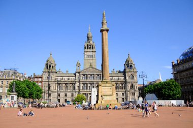 Şehirdeki insanlarla tarihi bir meydan