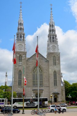 OTTAWA, CANADA - 30 Haziran: Notre-Dame Katedral Bazilikası, Kanada 'nın Ottawa kentinde 30 Haziran 2013 tarihinde Kanada' nın Ottawa eyaletinde bulunan bir kilisesel bazilika.