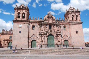 CUSCO PERU - NOV. 25: Katedral Santo Domingo ve Iglesia La Compana de Jesus Jesuit Kilisesi 25 Kasım 2008 'de Cusco Peru Binası' nda inşaatın başlamasından yaklaşık yüz yıl sonra, 1654 yılında tamamlandı..