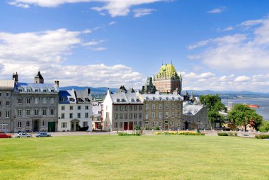 Quebec ve Chateau Frontenac, Quebec, Kanada manzarası. 1980 'lerde Kanada' nın ulusal tarihi bölgesi ilan edildi. Bölge, Aşağı Kanada 'nın İngiliz valilerinin ikametgahıydı..  