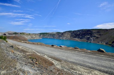 Asbest madeninin havadan görünüşü, asbest, Quebec, Kanada. Asbest, istenilen fiziksel özellikleri için ticari olarak kullanılan doğal olarak oluşan altı adet silikat mineralden oluşur..