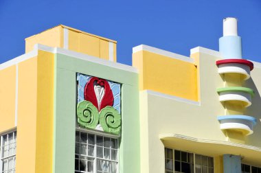 MIAMI SOUTH BEACH FLORIDA, ABD - 29 Ekim 2012 Miami Beach, Florida 'daki okyanus taşıma binaları. Güney Sahili 'ndeki Art Deco mimarisi Miami' nin en önemli turistik yerlerinden biridir..