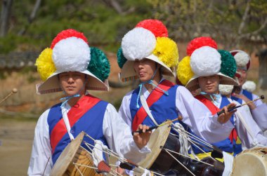 SEOUL, Kore - 7 Nisan 2013 'te Kore' de gerçekleştirilen halk dansları sırasında Sangmo dansçıları. Sangmo dansı Kore halkının en sevdiği danslardan biridir..