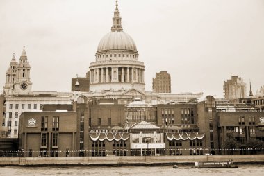 Şehrin nehir kıyısındaki tarihi binalar