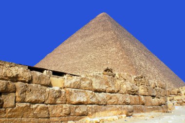CAIRO EGYPT - NOVEMBER 22: Büyük Giza Piramidi (ayrıca Khufu Piramidi veya Khufu Piramidi olarak da bilinir), 22 Kasım 2009 'da Mısır' ın El Giza kentinde yer alan Giza Mezarlığı 'ndaki üç piramidin en eski ve en büyüğüdür.