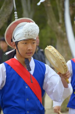SEOUL, Kore - 7 Nisan 2013 'te Kore' de gerçekleştirilen halk dansları sırasında Sangmo dansçıları. Sangmo dansı Kore halkının en sevdiği danslardan biridir..