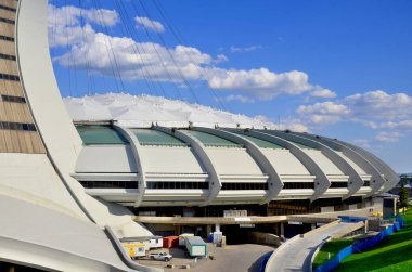 Montreal, Kanada - 18 Mayıs 2014 Montreal Olimpiyat Stadyumu ve kulesi. Dünyanın en yüksek eğimli kulesi. Olimpiyat turu 175 metre uzunluğunda ve 45 derecelik açıyla yapılıyor.