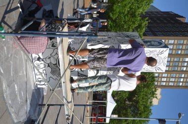 MONTREAL CANADA - 15 Haziran 2013 'te Montreal Kanada' da FIMA sanat festivalinde şehir totemi üzerinde çalışan sanatçılar  