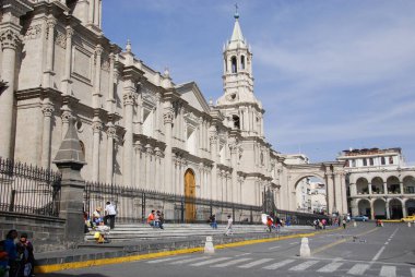 AREQUIPA PERU - 29 Kasım 2010 'da Arequipa Peru' da kiliseyle birlikte Arequipa 'nın ana meydanı. Arequipa 'nın Plaza de Armas' ı Peru 'nun en güzellerinden biridir..