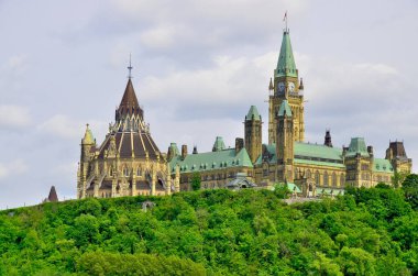OTTAWA, CANADA - 30 Haziran 2013 'te Kanada Parlamentosu, Kanada' nın Ottawa, Ontario 'daki Parliament Hill' de kurulmuş federal yasama organıdır..