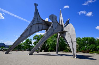 MONTREAL, CANADA - 19 Haziran - Alexander Calder 'ın L Homme heykeli 19 Haziran 2013 tarihinde Montreal' de Parc Jean-Drapeau 'da yer alan büyük ölçekli bir açık hava heykelidir. 1967 Dünya Fuarı Yapımı 