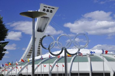 MONTREAL, Kanada - 07 Temmuz 7 Temmuz 2012 'de Montreal Olimpiyat Stadyumu ve kulesi. Dünyanın en yüksek eğimli kulesi. Olimpiyat turu 175 metre uzunluğunda ve 45 derecelik açıyla yapılıyor.