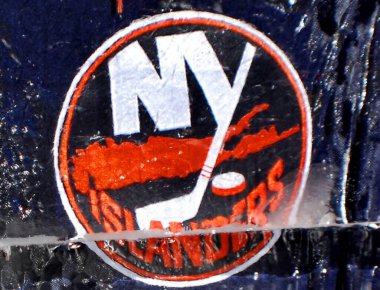 MONTREAL, CANADA - 24 Ocak 2009 'da Montreal Kanada' da oynanan 57e All-Star maçı için Montreal Kanadalılarının Molson merkezinin önündeki buz bloğunda New York Islanders forması