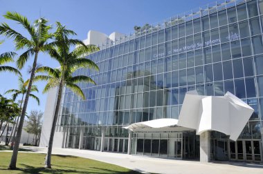 MIAMI BEACH, FLORIDA, ABD - 30 Ekim 2011 'de açılan ve mimar Frank Gehry ve akustikçi Yasuhisa Toyota tarafından 30 Ekim 2012' de Miami plajında tasarlanan Yeni Dünya Merkezi.