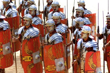 25 Kasım 2009 'da Ürdünlü erkekler, Ürdün' ün başkenti Jerash 'ta bir Roma ordusunun yeniden canlandırma gösterisi sırasında Romalı asker gibi giyindiler.